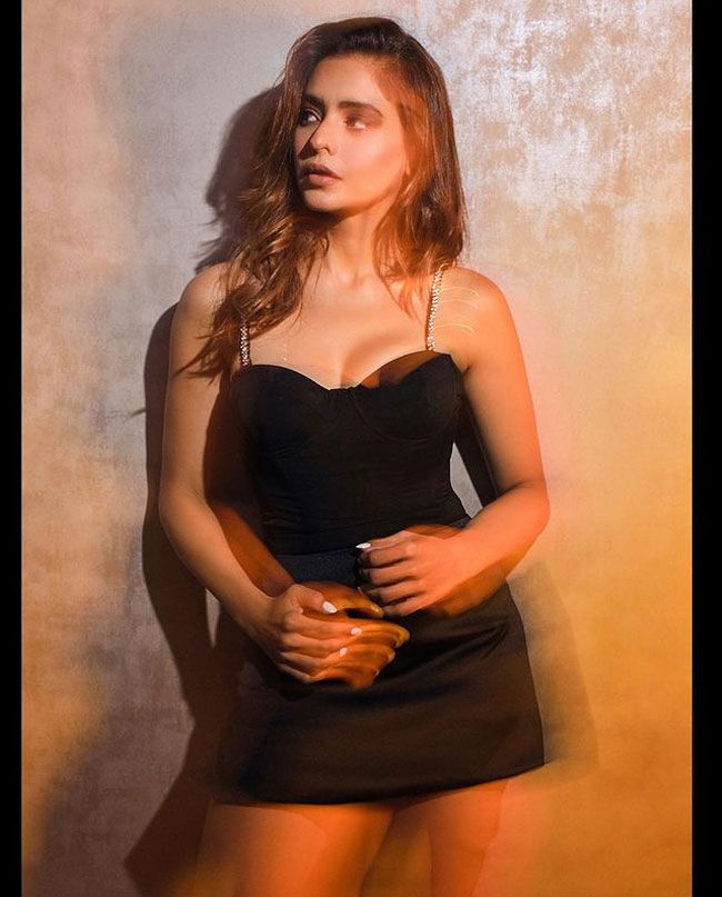 Staggering Poses of Aamna Sharif